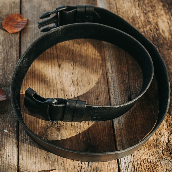 Centura reglabila, catarama plastic, neagra/alba piele