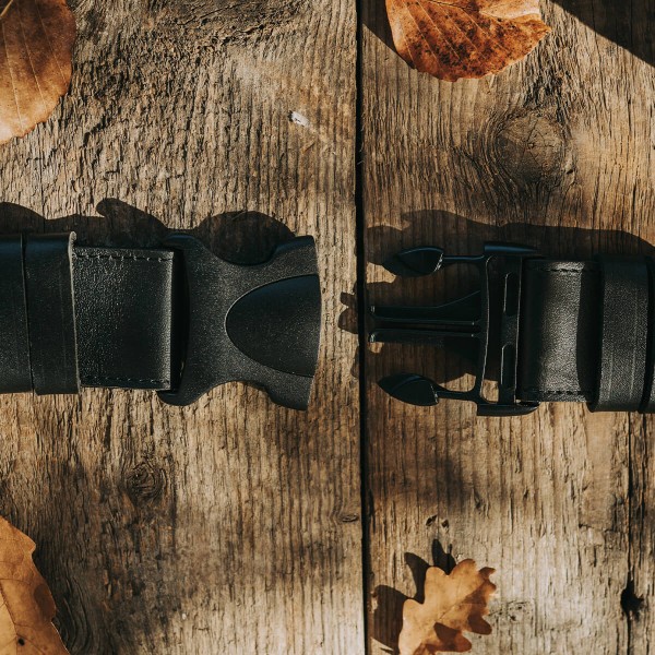 Centura reglabila, catarama plastic, neagra/alba piele