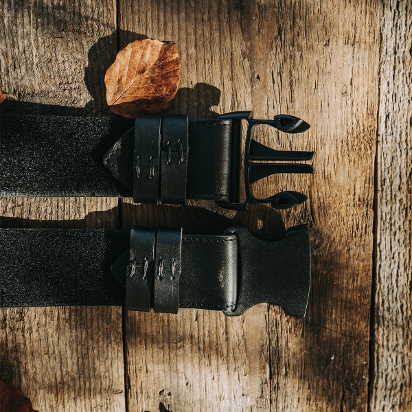 Centura reglabila, catarama plastic, neagra/alba piele