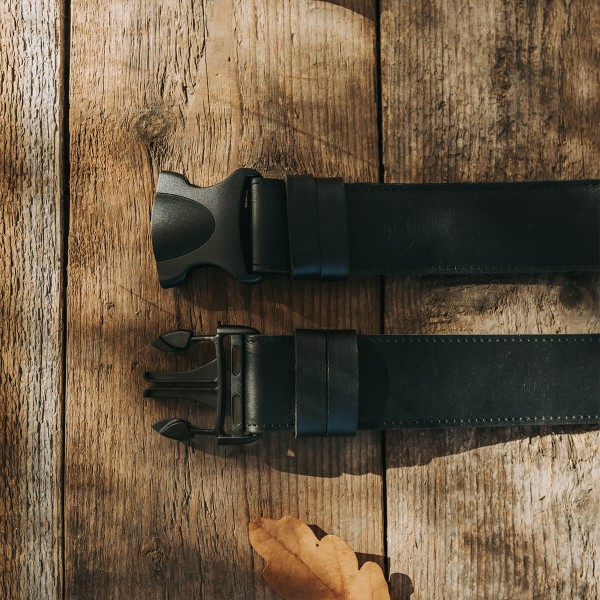 Centura reglabila, catarama plastic, neagra/alba piele