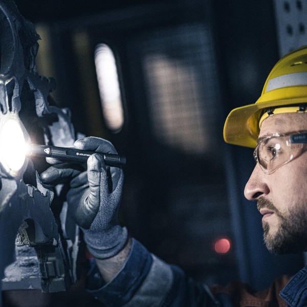 LANTERNA P4R BLACKBOX 300LM/LI-ION +CABLU USB