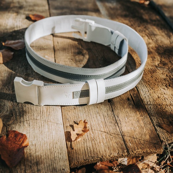 Centura reglabila, catarama plastic, neagra/alba piele